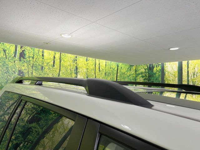 【ルーフレール】外観の魅力を引き立てるとともに、ウィンタースポーツや釣り、ロードバイク等で使う各種ギアを積むキャリア取り付けベースに!アクティブなカーライフを楽しむには必須の装備ですね!