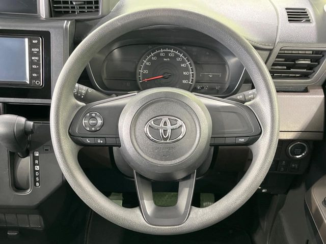 �C���e���A�ɍ��킹���f�U�C���̃X�e�A�����O�́A�^�]�������̂��Ƃ��l���A�^�]���₷���`��A�傫���ł��B�����x�A���ۂɐG���Ă��m���߂��������B