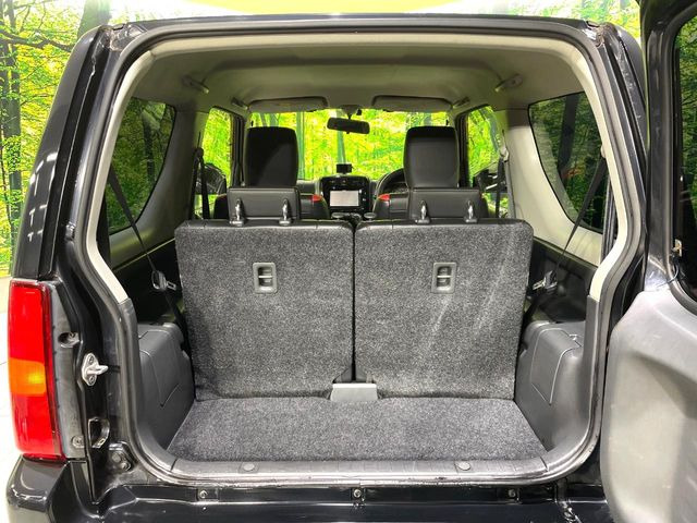 ���i�̂���������ʋ΁A���}���ɏ\���ȉ׎��X�y�[�X���m�ۂ��Ă���܂��B�Z�J���h�V�[�g��|���ƁA�傫�ȉו��̐ύڂ��\�ł���