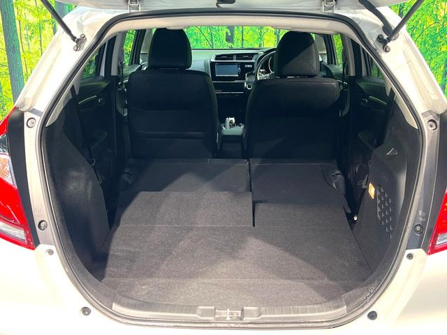 ���i�̂���������ʋ΁A���}���ɏ\���ȉ׎��X�y�[�X���m�ۂ��Ă���܂��B�Z�J���h�V�[�g��|���ƁA�傫�ȉו��̐ύڂ��\�ł���