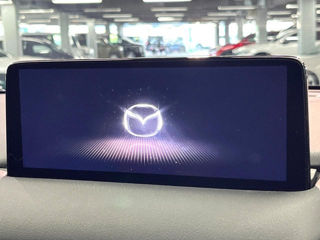 【10.25インチマツダコネクト】車内の雰囲気にマッチした大型ディスプレイ。スマホ接続でのナビ使用やBluetooth再生等、様々な機能が楽しめます。直感的なダイヤル操作が可能で、使い勝手も良好です。