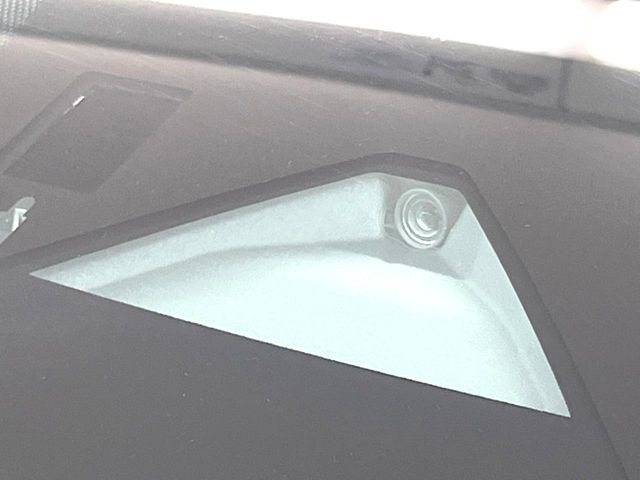 【i-ACTIVESENSE】走行中に前方の車両等を認識し、衝突しそうな時は警報とブレーキで衝突回避と被害軽減をアシスト。より安全にドライブをお楽しみいただけます。