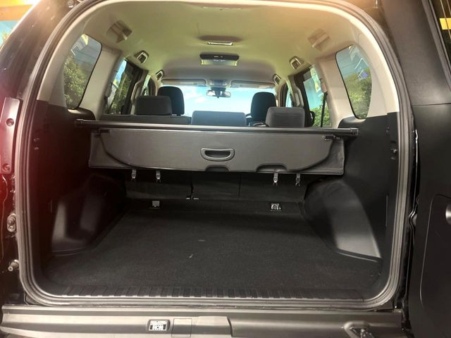 積み下ろしのしやすいデッキにはたっぷりと荷物を積み込んでいただけます。遊びから仕事まで、様々なシーンで頼れます♪