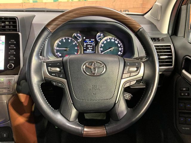 【ウッドコンビステアリング】高級感ある木目調パーツを採用した手に良く馴染むコンビハンドル。運転席廻りの雰囲気も一気に豪華になります!