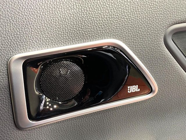 �yJBL�T�E���h�V�X�e���z���[�J�[�I�v�V�����̍��i�ʃT�E���h�V�X�e���𓋍ځB��p�̃`���[�j���O���{���ꂽ�召�l�X�ȃX�s�[�J�[����ǎ��ȃT�E���h���t�ł��A�Տꊴ���ӂ�鉹����Ԃ����o���܂��B