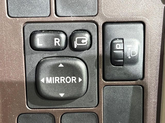 �y�d���i�[�~���[�z�T�C�h�~���[�͓d���i�[���ƂȂ��Ă���A�������ԏ�ł��L�Y�������X�N��}�����܂��B