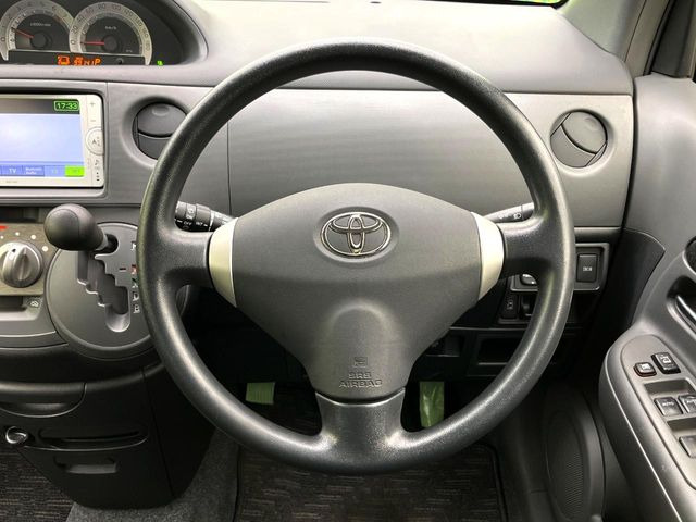 �C���e���A�ɍ��킹���f�U�C���̃X�e�A�����O�́A�^�]�������̂��Ƃ��l���A�^�]���₷���`��A�傫���ł��B�����x�A���ۂɐG���Ă��m���߂��������B