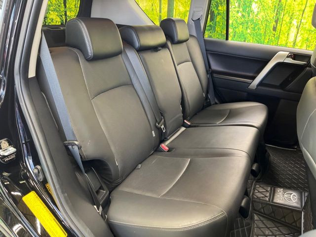 後部座席も気になるようなキズ・汚れやへたり等、大きなダメージはなく、良好な状態です。