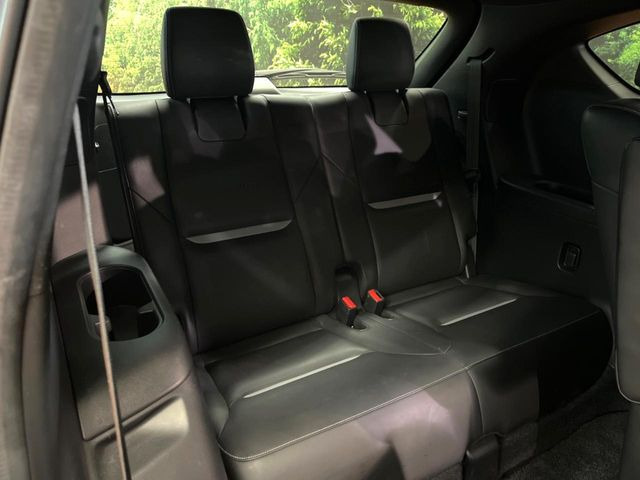 床下収納式のサードシートです。座席部分をコンパクトに収納でき、広大な荷室スペースとしてお使いいただけます!乗車人数や荷物の量など利用シーンに合わせて3列目を有効活用でき、とっても便利♪