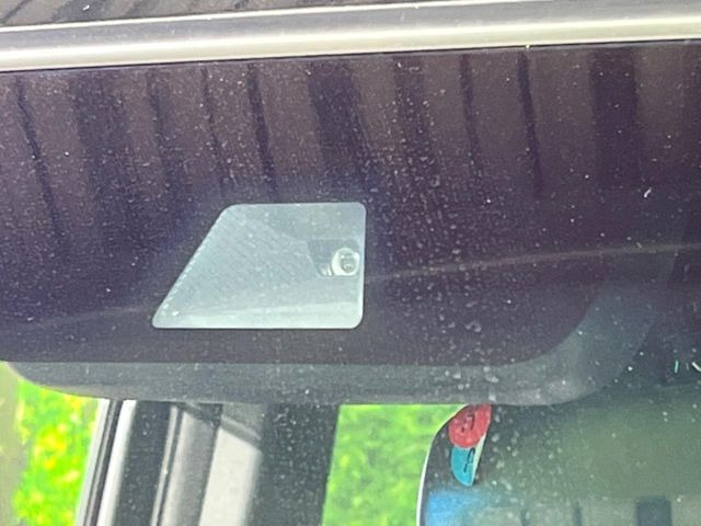 �y�z���_�Z���V���O�z���s���ɑO���̎ԗ�����F�����A�Փ˂������Ȏ��͌x��ƃu���[�L�ŏՓˉ���Ɣ�Q�y�����A�V�X�g�B�����S�Ƀh���C�u�����y���݂��������܂��B