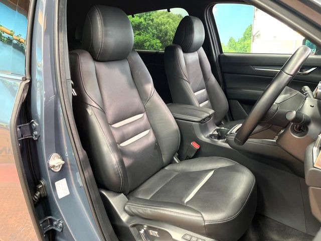 【黒革シート】上質な本革を使用し、高級感あふれる黒革シート。常に体に触れる部分だから、座り心地の良さにはこだわりたいですね♪汚れの付着や劣化を抑制する内装コーティング施工もおススメですよ♪