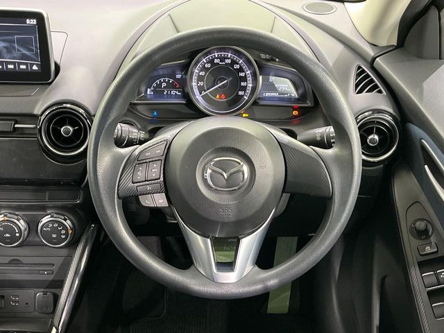 �C���e���A�ɍ��킹���f�U�C���̃X�e�A�����O�́A�^�]�������̂��Ƃ��l���A�^�]���₷���`��A�傫���ł��B�����x�A���ۂɐG���Ă��m���߂��������B���₷���n���h���ł���