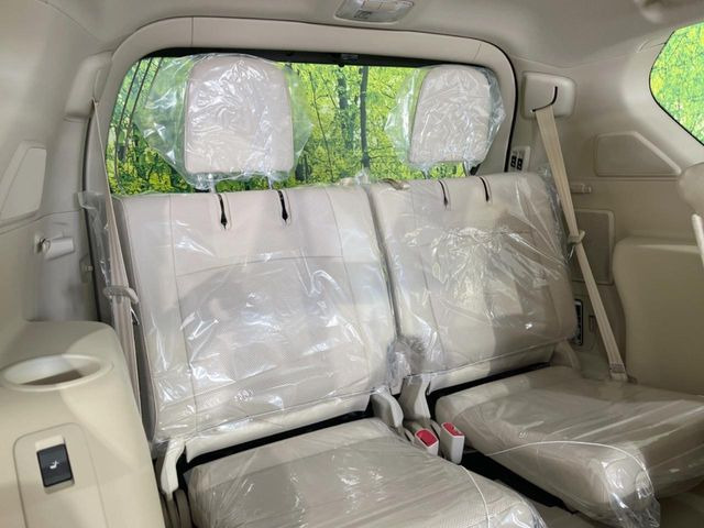 【電動格納サードシート】3列目はスイッチ一つでラクラク収納!荷物が多い時など座席を収納スペースに変更する際も、力は必要ありません!お子様でも簡単に操作していただけます!