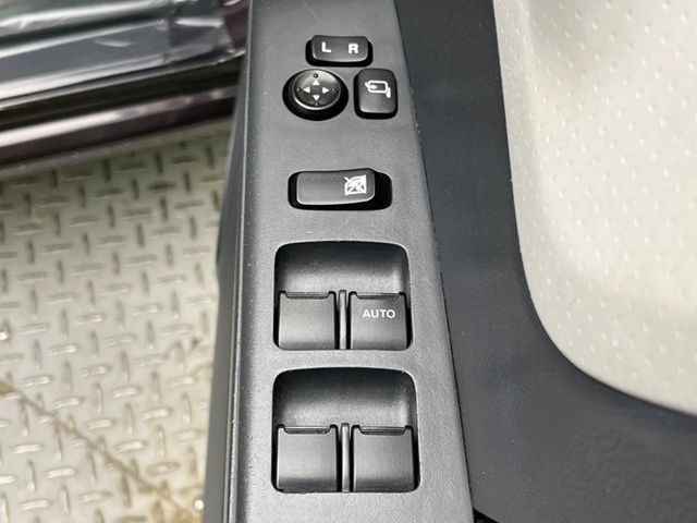 �y�d���i�[�~���[�z�T�C�h�~���[�͓d���i�[���ƂȂ��Ă���A�������ԏ�ł��L�Y�������X�N��}�����܂��B