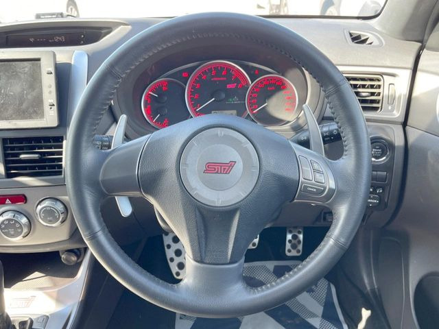 �y�����v�����X�e�A�����O�z�㎿�Ȋv���g�p���邱�ƂŁA��ɂ����������݂ƂĂ��^�]���₷���n���h���ł���