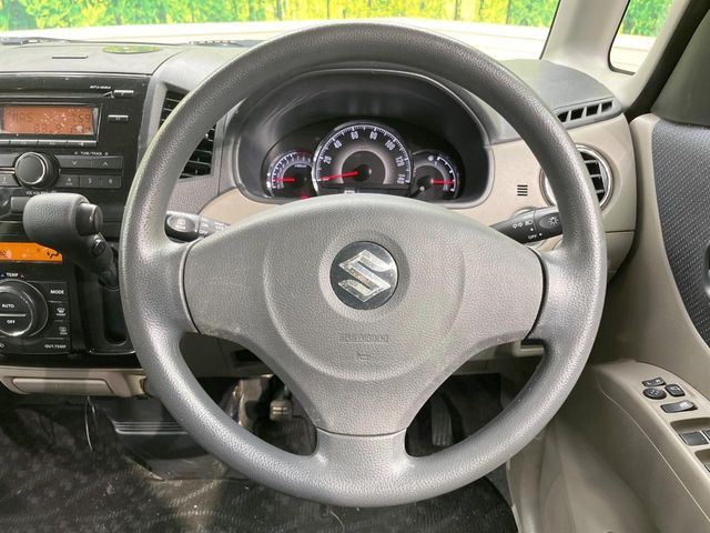 �C���e���A�ɍ��킹���f�U�C���̃X�e�A�����O�́A�^�]�������̂��Ƃ��l���A�^�]���₷���`��A�傫���ł��B�����x�A���ۂɐG���Ă��m���߂��������B