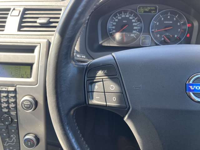 �C���e���A�ɍ��킹���f�U�C���̃X�e�A�����O�́A����₷���^�]���₷���`��A�傫���ł��B�l���͂��邩�Ǝv���܂��̂Ő����x�A���ۂɐG���Ă��m���߂���������