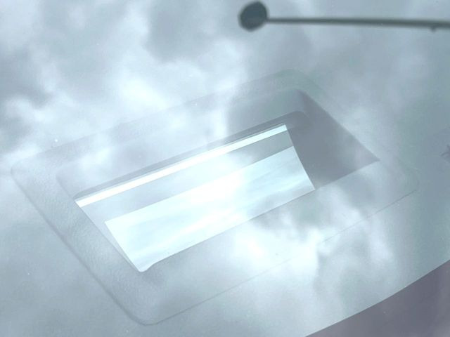 �y�w�b�h�A�b�v�f�B�X�v���C�z���݂̑��x�⑖�s�����f�W�^���\���ŉ^�]�ȑO���̃K���X�ɓ��e!�^�]���A�ڐ������炳���K�v�ȏ����m�F�ł���̂łƂ��Ă��֗��ň��S!