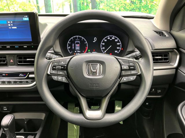 �C���e���A�ɍ��킹���f�U�C���̃X�e�A�����O�́A�^�]�������̂��Ƃ��l���A�^�]���₷���`��A�傫���ł��B�����x�A���ۂɐG���Ă��m���߂��������B