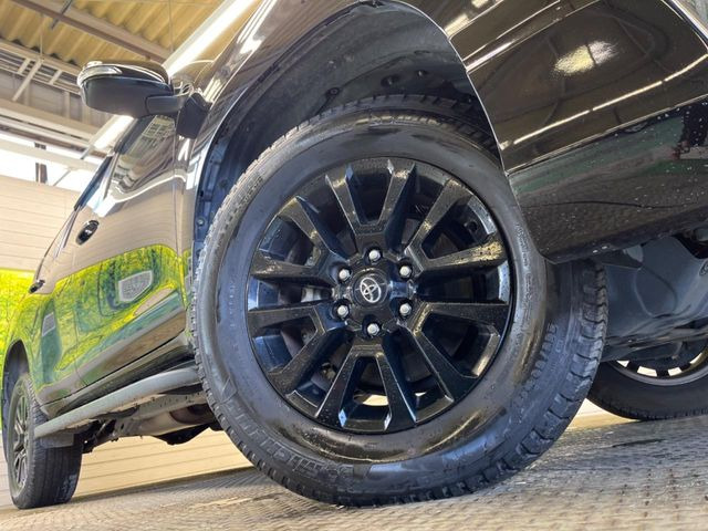【純正18インチアルミホイール】外観にマッチした純正アルミホイールを装着しております。各種社外アルミホイールや、スタッドレスタイヤも取扱いしております。是非ご相談ください♪