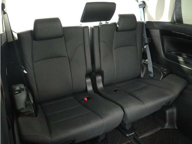 サードシートも広々とした空間をご用意しております!シートアレンジにて、快適スペースを作ることも可能となっております!アレンジパターンも豊富で、様々なシーンにご利用いただけます!