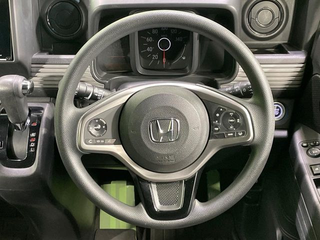 �C���e���A�ɍ��킹���f�U�C���̃X�e�A�����O�́A�^�]�������̂��Ƃ��l���A�^�]���₷���`��A�傫���ł��B�����x�A���ۂɐG���Ă��m���߂��������B