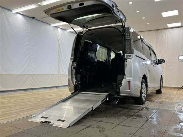 ヴォクシー2.0 X ウェルキャブ スロープタイプI 車いす2脚仕様 4WD