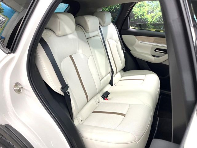 後部座席も気になるようなキズ・汚れやへたり等、大きなダメージはなく、良好な状態です。