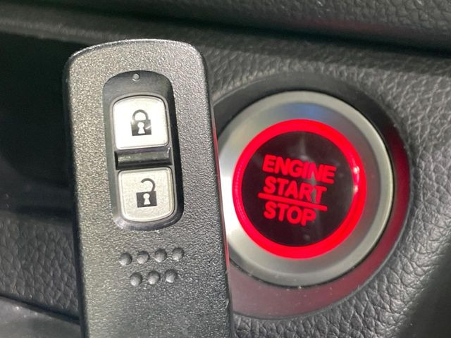 �yHonda�X�}�[�g�L�[�z�J�o����|�P�b�g�ɓ��ꂽ�܂܂ł��h�A�̎{���E�������\�ȃX�}�[�g�L�[�𑕔��B�G���W���̃I���E�I�t�����J�M�����o���K�v����������Ƃ��Ă��֗��ł���