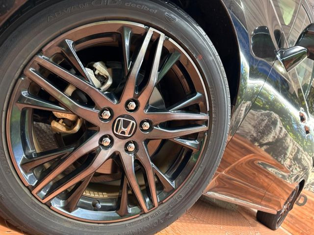 �y����18�C���`�A���~�z�C�[���z�O�ςɃ}�b�`���������A���~�z�C�[���𑕒����Ă���܂��B�e��ЊO�A���~�z�C�[����A�X�^�b�h���X�^�C�����戵�����Ă���܂��B���񂲑��k����������