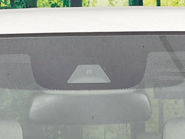 【ホンダセンシング】走行中に前方の車両等を認識し、衝突しそうな時は警報とブレーキで衝突回避と被害軽減をアシスト。より安全にドライブをお楽しみいただけます。