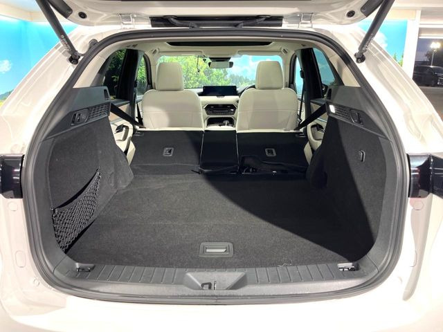 後席を格納すると、これだけの広さが!シーンに合わせたシートアレンジで、大きな荷物も積むことが出来ます♪