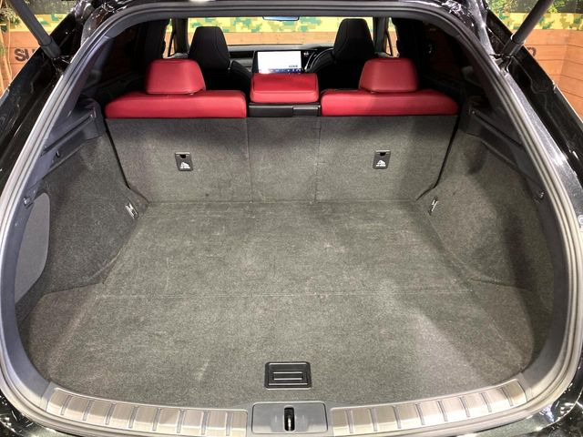 ���i�̂���������ʋ΁A���}���ɏ\���ȉ׎��X�y�[�X���m�ۂ��Ă���܂��B�Z�J���h�V�[�g��|���ƁA�傫�ȉו��̐ύڂ��\�ł���