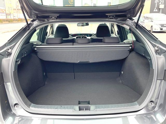 ���i�̂���������ʋ΁A���}���ɏ\���ȉ׎��X�y�[�X���m�ۂ��Ă���܂��B�Z�J���h�V�[�g��|���ƁA�傫�ȉו��̐ύڂ��\�ł���