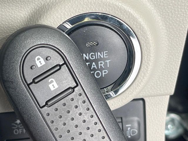 【キーフリーシステム】カバンやポケットに入れたままでもドアの施錠・解錠が可能なスマートキーを装備。エンジンのオン・オフ時もカギを取り出す必要が無いからとっても便利です♪