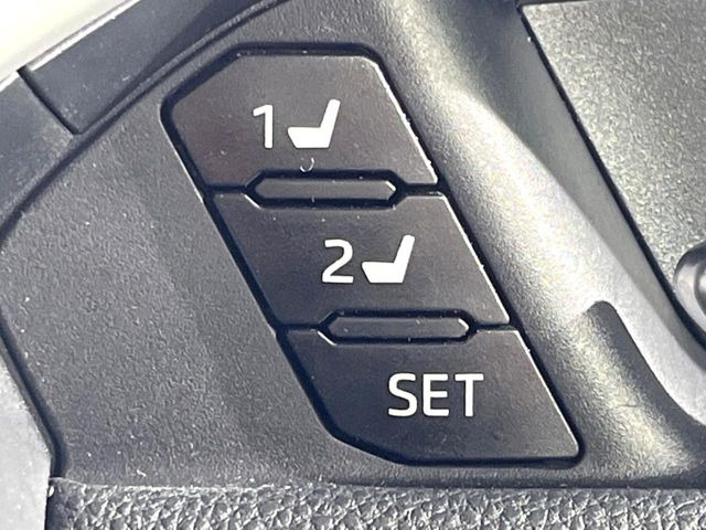 【メモリー機能付きパワーシート】ドライバーごとに設定したシート位置を記憶して、ボタン一つで切り替えできる便利な機能!運転する方が複数名いらっしゃるご家庭におすすめです♪