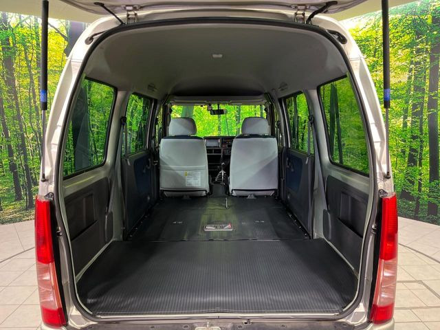 ���i�̂���������ʋ΁A���}���ɏ\���ȉ׎��X�y�[�X���m�ۂ��Ă���܂��B�Z�J���h�V�[�g��|���ƁA�傫�ȉו��̐ύڂ��\�ł���