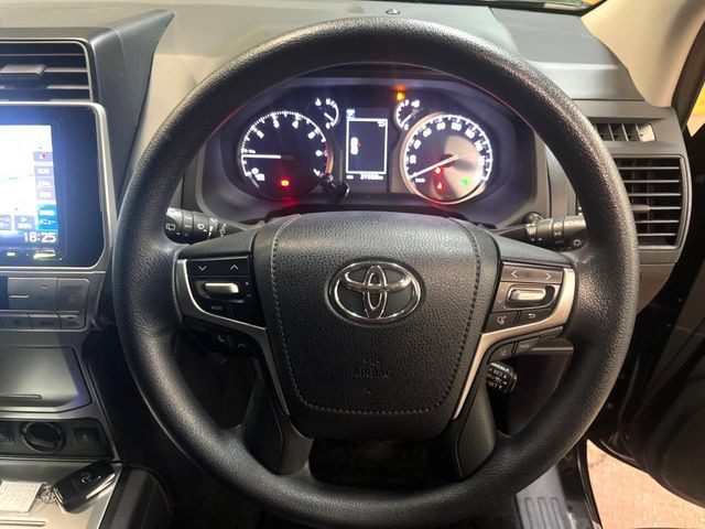 ステアリングも使用感が少なく、きれいな状態となっております♪