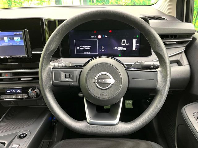 �C���e���A�ɍ��킹���f�U�C���̃X�e�A�����O�́A�^�]�������̂��Ƃ��l���A�^�]���₷���`��A�傫���ł��B�����x�A���ۂɐG���Ă��m���߂��������B