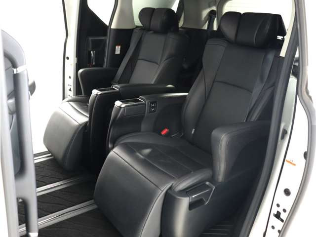 【上級モデル限定装備】★★エグゼクティブパワーシート!★★電動オットマン完備!足を楽々伸ばせ、ひじ掛けもありますので、優雅で快適なドライブをお楽しみいただけます!