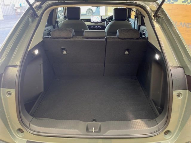 ���i�̂���������ʋ΁A���}���ɏ\���ȉ׎��X�y�[�X���m�ۂ��Ă���܂��B�Z�J���h�V�[�g��|���ƁA�傫�ȉו��̐ύڂ��\�ł���