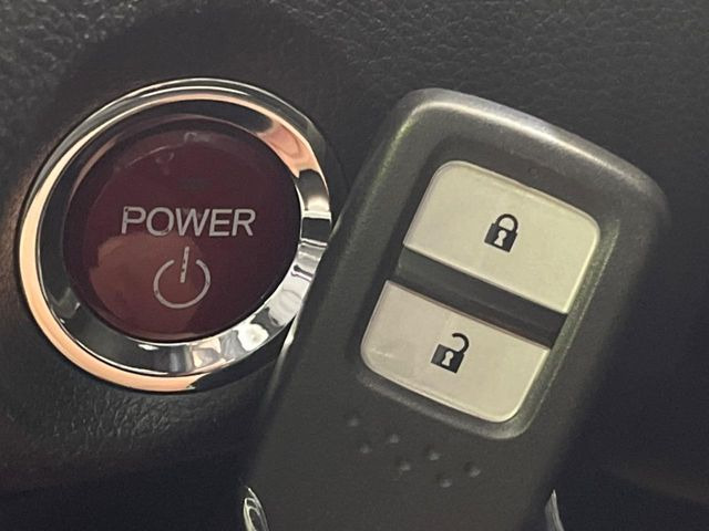 �yHonda�X�}�[�g�L�[�z�J�o����|�P�b�g�ɓ��ꂽ�܂܂ł��h�A�̎{���E�������\�ȃX�}�[�g�L�[�𑕔��B�G���W���̃I���E�I�t�����J�M�����o���K�v����������Ƃ��Ă��֗��ł���