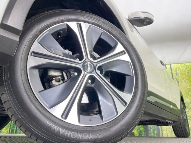 【純正アルミホイール】外観にマッチした純正アルミホイールを装着しております。各種社外アルミホイールや、スタッドレスタイヤも取扱いしております。是非ご相談ください♪