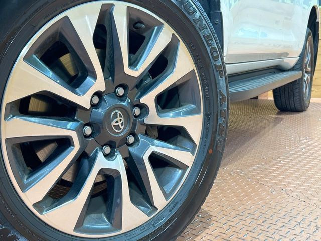 【純正19インチアルミホイール】外観にマッチした純正アルミホイールを装着しております。各種社外アルミホイールや、スタッドレスタイヤも取扱いしております。是非ご相談ください♪