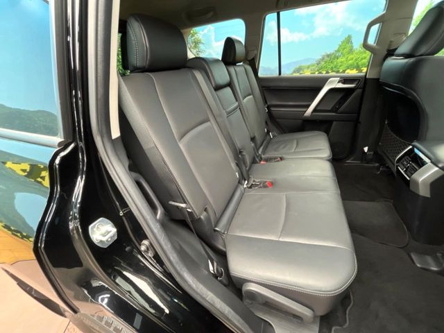 後部座席も気になるようなキズ・汚れやへたり等、大きなダメージはなく、良好な状態です。