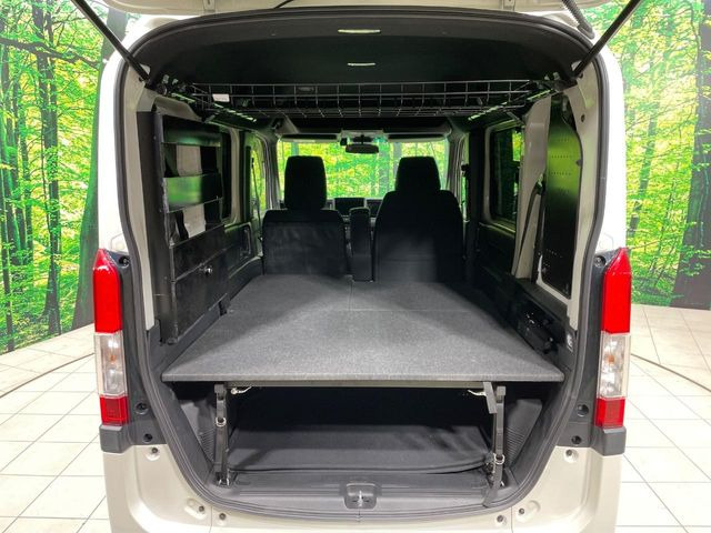 ���i�̂���������ʋ΁A���}���ɏ\���ȉ׎��X�y�[�X���m�ۂ��Ă���܂��B�Z�J���h�V�[�g��|���ƁA�傫�ȉו��̐ύڂ��\�ł���