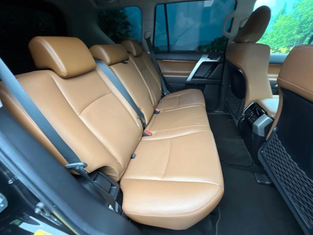 広々とした2列目シートは居住性が高く、居心地も快適!友達や家族とのお出かけにぴったりです。ベビーシートやチャイルドシート使用時も快適にお過ごしいただける十分な空間を確保しています。