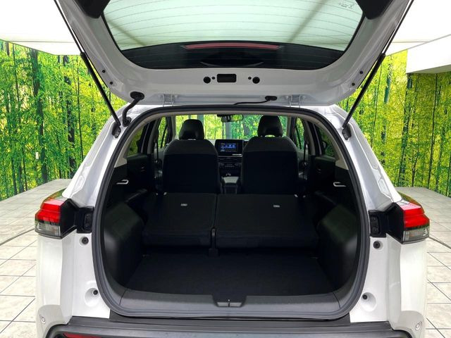 ���i�̂���������ʋ΁A���}���ɏ\���ȉ׎��X�y�[�X���m�ۂ��Ă���܂��B�Z�J���h�V�[�g��|���ƁA�傫�ȉו��̐ύڂ��\�ł���