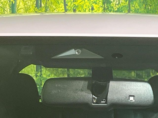 【三菱e-Assist】走行中に前方の車両等を認識し、衝突しそうな時は警報とブレーキで衝突回避と被害軽減をアシスト。より安全にドライブをお楽しみいただけます。