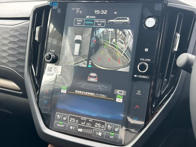 �y�}���`�e���C�����j�^�[�z�Ԃ̃t�����g��T�C�h�̃J�����摜�𓯎��Ƀ��j�^�[�\�����邱�ƂŁA���H�⋷�����𑖍s���ł����͂̏󋵊m�F���ł����S!�{�iSUV�ɂ��ꂵ�������ł���